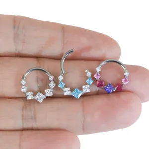 Anello segmento cerniera in titanio piercing setto con zirconi quadrati colorati brillanti.
