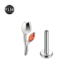 Piercing labret in titanio F136 a forma di tulipano con pietra zircone arancione brillante.