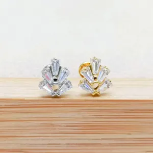 Titanium zirkonia kroon piercing detail, sprankelende baguettes, delicate kraakbeen sieraden.