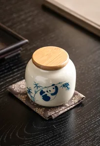 Gros plan détaillé sur la boîte à thé en céramique avec un joli panda peint à la main.