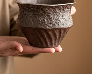 Dettaglio ciotola per tè in ceramica ruvida rustica, tazza jianshui bordata d'argento tè kung fu.