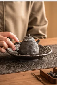Rustikales grobkeramik Teekannenhalter und Tablett Set Detailansicht für traditionellen Tee.