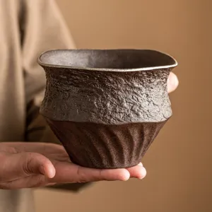 Ciotola di lavaggio tè in ceramica ruvida con bordo argentato per cerimonia del tè.