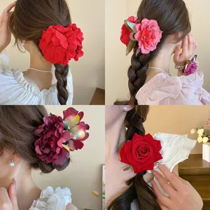 Primer plano detallado de elegantes pinzas de pelo con rosas rojas para peinados.