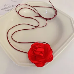 Collier de fleurs en tissu rouge et choker delicat pour femmes mode accessoire quotidien.
