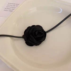 Élégante collier ras du cou rose en tissu noir, chaîne clavicule florale vintage pour femmes.