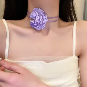 Collier ras de cou fleur violette, chaîne de clavicule florale en tissu pour femmes.