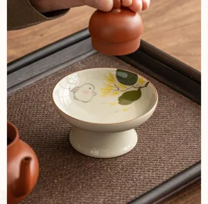Detalle de soporte de tapa de cerámica pintada a mano, lindo conejo, accesorio de té.