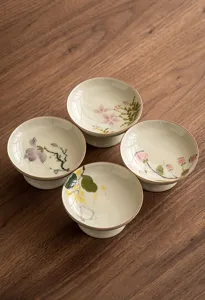Soportes para tapas de tazas de té de cerámica artesanal y bandeja de accesorios de té floral.