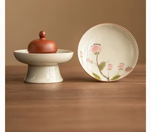 Vista detallada del soporte para tapa de té de cerámica, bandeja floral pintada a mano, accesorio.