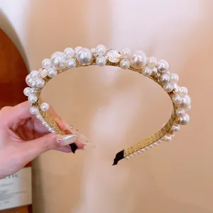 Vista dettagliata della fascia per capelli con perle e cristalli vintage, stile principessa.
