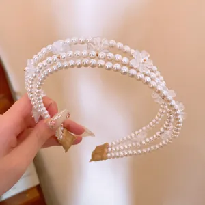 Elegante cerchietto per capelli di perle a tre fili con fiori di cristallo trasparenti