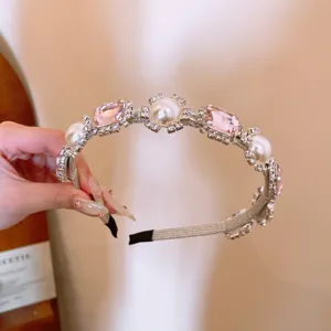 Dettaglio cerchietto perla cristallo squisito, con strass brillanti e pietre rosa stile dolce.
