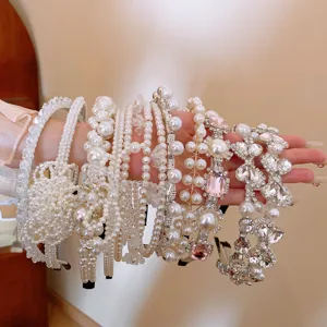 Squisita collezione di fasce con perle e strass di cristallo, dettaglio elegante.