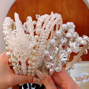 Primo piano dettagliato di cerchietti di lusso con perle e strass di cristallo e dolci fiocchi.