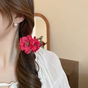 Pinza de pelo de flor roja para mujer, elegante accesorio floral para peinados chic.
