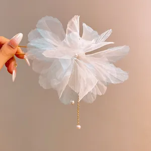 Κoμψή φουρκέτα μαλλιών με υφασμάτινο λουλούδι σε κινεζικό στιλ με μαργαριτάρι.