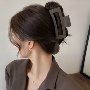 Molla per capelli geometrica marrone da donna, elegante accessorio opaco per lo styling.