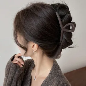 Vista dettagliata di un elegante fermaglio per capelli geometrico marrone, accessorio chic.