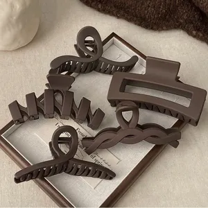 Set di pinze per capelli geometriche opache marroni, eleganti accessori per capelli.