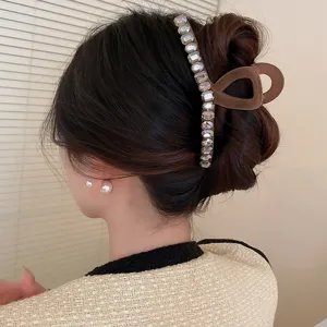 Vista dettagliata del fermaglio per capelli geometrico marrone con strass ed eleganza.
