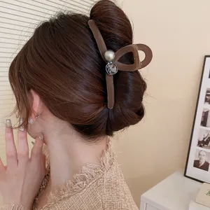 Molla per capelli in velluto marrone con sfera metallica e ciondolo per acconciature.