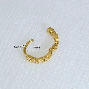 Nahaufnahme des 0.8x8mm vergoldeten Zirkonia Knorpel Creolen Piercings, Ohrschmuck.