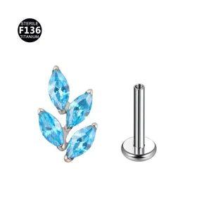 Detailansicht des Titan Labret Piercings mit blauen Zirkonia Blättern und Gewindestab.