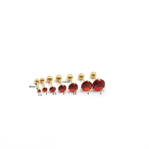 Detailansicht von Edelstahl Ohrringen mit roten Zirkonien im Größenbereich von 1.5 bis 5 mm.