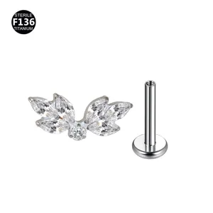 Nahaufnahme von Titan Kristall Blatt Cluster Piercing mit funkelnden Zirkoniasteinen.