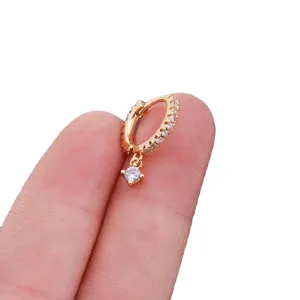 Mini vergoldete Creolen mit funkelndem Zirkonia Anhänger Detail für Damen Ohr Piercing.