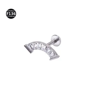 Nahaufnahme eines Titan Piercing Labret Steckers mit geschwungenem Fächer und klaren Zirkonia.