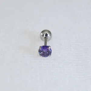Edelstahl Piercing Ohrstecker mit lila Zirkoniastein, minimalistisches Gewindedesign.
