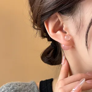 Chic orecchini rotondi rosa a doppia faccia da donna, gioielli minimalisti dolci e raffinati.