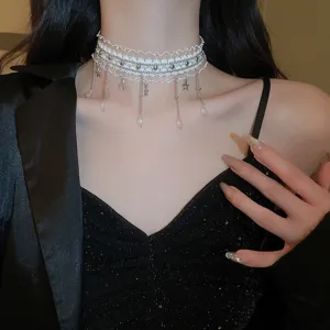 Κομψό λευκό δαντελωτό κολιέ choker με λεπτεπίλεπτα μενταγιόν αστέρια και κρύσταλλα για γυναίκες.