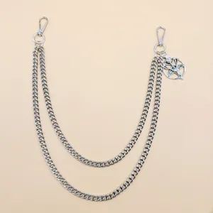 Gros plan de la chaîne de pantalon en métal punk à double couche avec pendentif étoile.