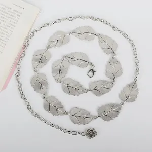 Chaine de taille en metal argente avec feuilles bijou de corps tendance pour femmes.