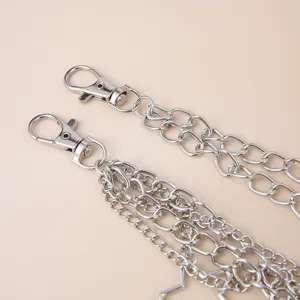 Detailaufnahme der mehrlagigen Punk Stil Metallhosenkette mit robustem Karabinerverschluss.