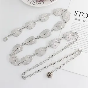 Chaîne de taille en feuille de métal argenté pour femmes, chaîne de corps chic et polyvalente.