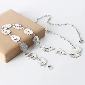 Chaîne de taille en métal argenté feuille, accessoire de corps élégant pour femme chic.