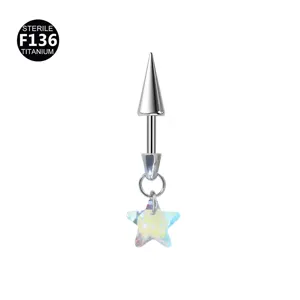 Detailansicht von F136 Titan Piercing Schmuck mit Kegelspitze und funkelndem Sternenanhänger.