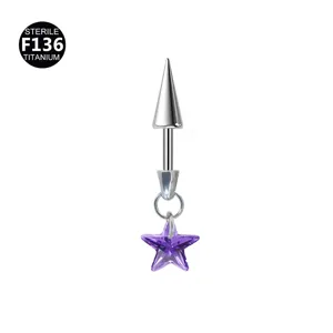Titanium Piercing Schmuck Detail mit edlem Metallsporn und violettem Stern Anhänger.