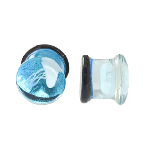 Detailansicht von handgefertigten Glas Ohrstöpseln mit einzigartigem blauen Qualle Design.