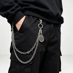 Silberne Metall mehrschichtige Hosenkette Tennisracket Anhänger Streetwear Accessoire Detail.