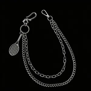 Nahaufnahme einer Metall-Geldbörsenkette mit Tennisschläger-Anhänger und coolem Haken.