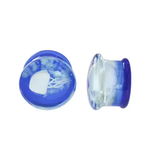 Glas Ohr Plug Piercing Schmuck mit einem transparenten blauen Qualle Design im Detail.