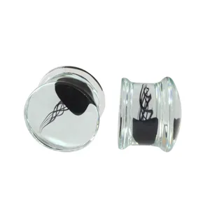 Klare Glas-Ohrdehner Detail mit integriertem schwarzem Qualle-Design für Piercing Schmuck.