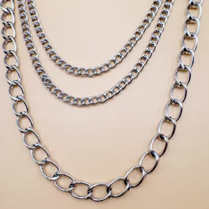 Dettaglio catena in metallo multistrato, decorazione catena argento stile punk hip hop.