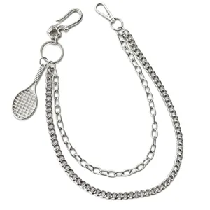 Detailansicht der mehrlagigen Metall-Hosenkette mit Tennisschläger-Anhänger im Punk-Stil.