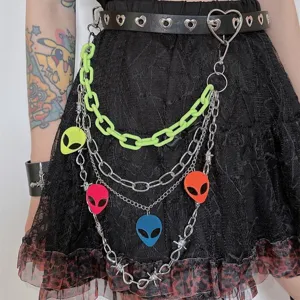 Chaîne de taille multicouche punk avec chaînes en plastique néon et pendentifs extraterrestres.